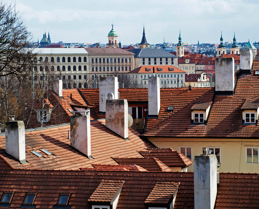 вертикали города крыши, прага, печные трубы, шпили
