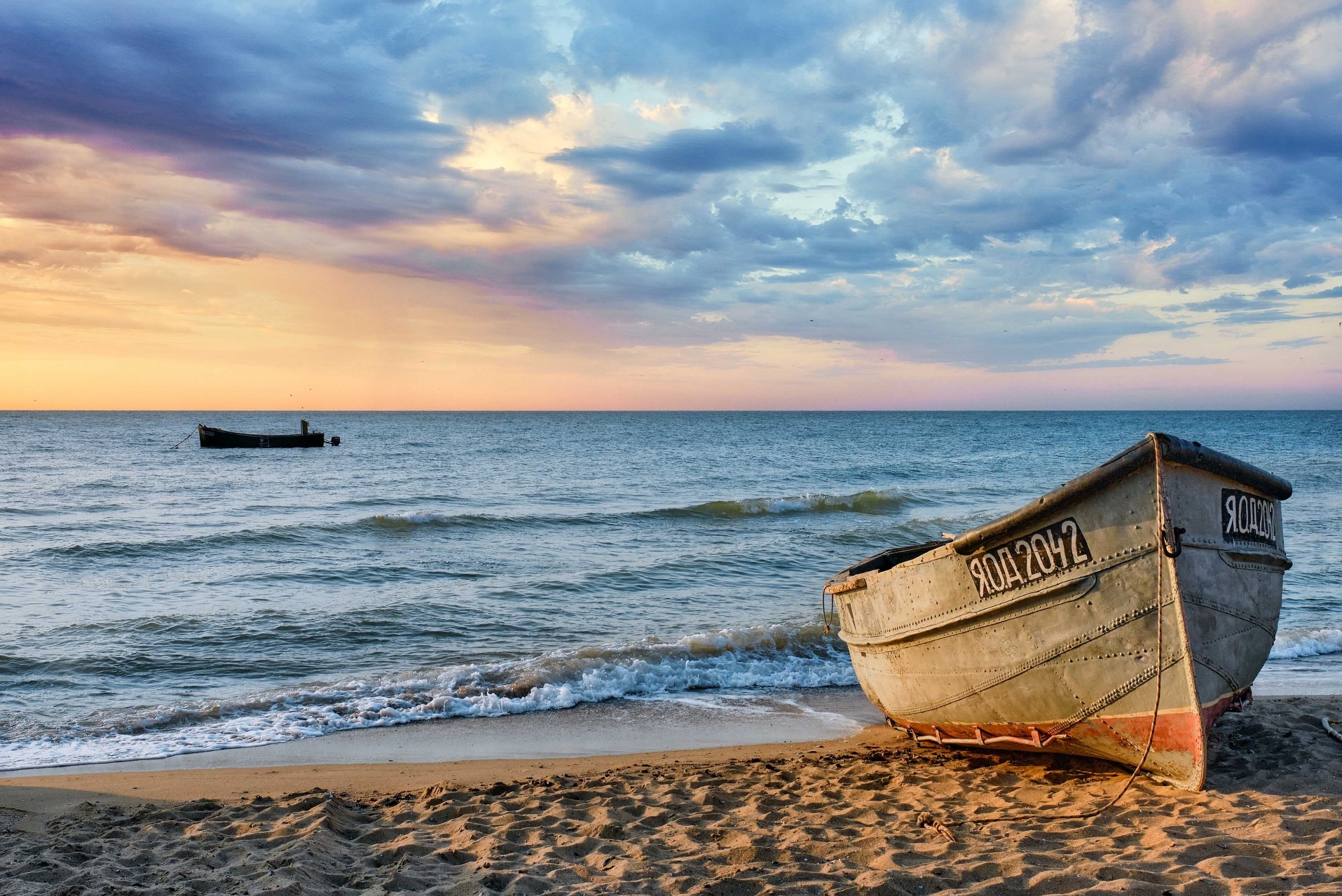 ... тихий ранок біля моря море, пісок, пляж, ранок, хмари, човен