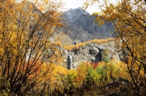 Осенний вид с водопадом