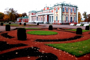 The lawn in front of the palace in Kadriorg park