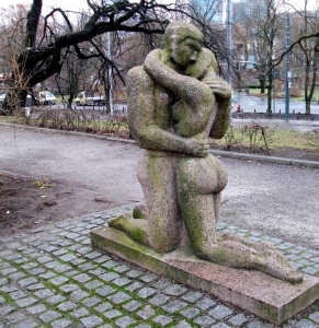 Sculpture "The Moment after the kiss"