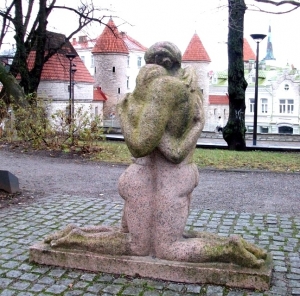 Sculpture "The Moment after the kiss" against the backdrop of the Viru gate