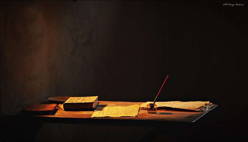 Одиночная камера писателя. книга, свет, стена, перо, стол, тюрьма, камера, рукопись