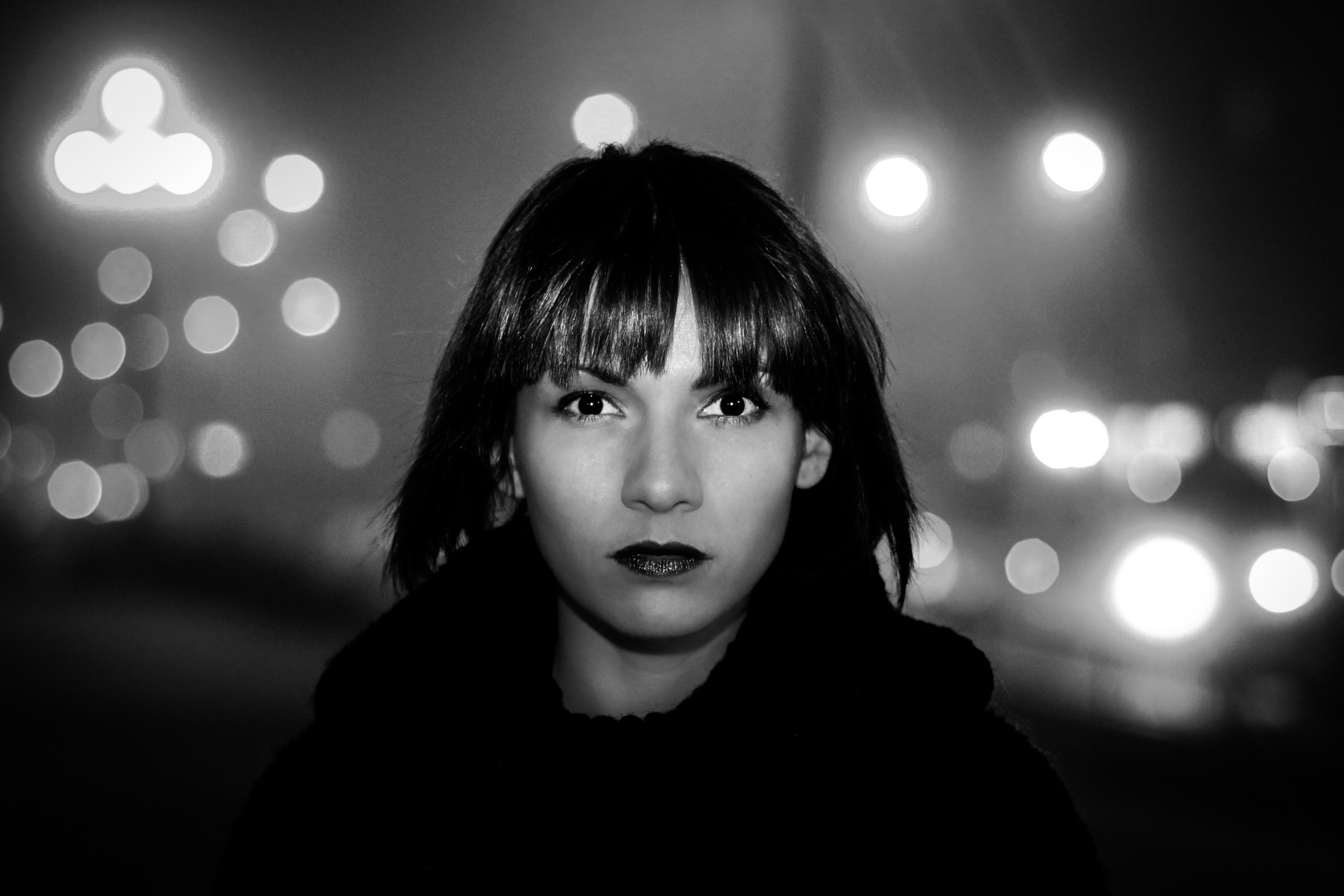 Natalia девушка, черно-белая, ночной город, портрет
