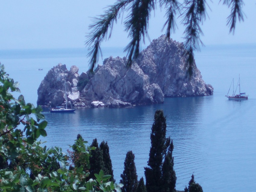 Море море, камень
