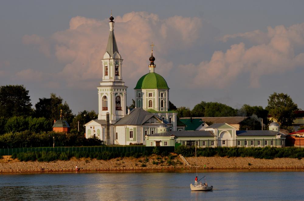 Церковь Великомученицы Екатерины в Твери. церковь, берег, яхта, тверь, река волга, женский монастырь