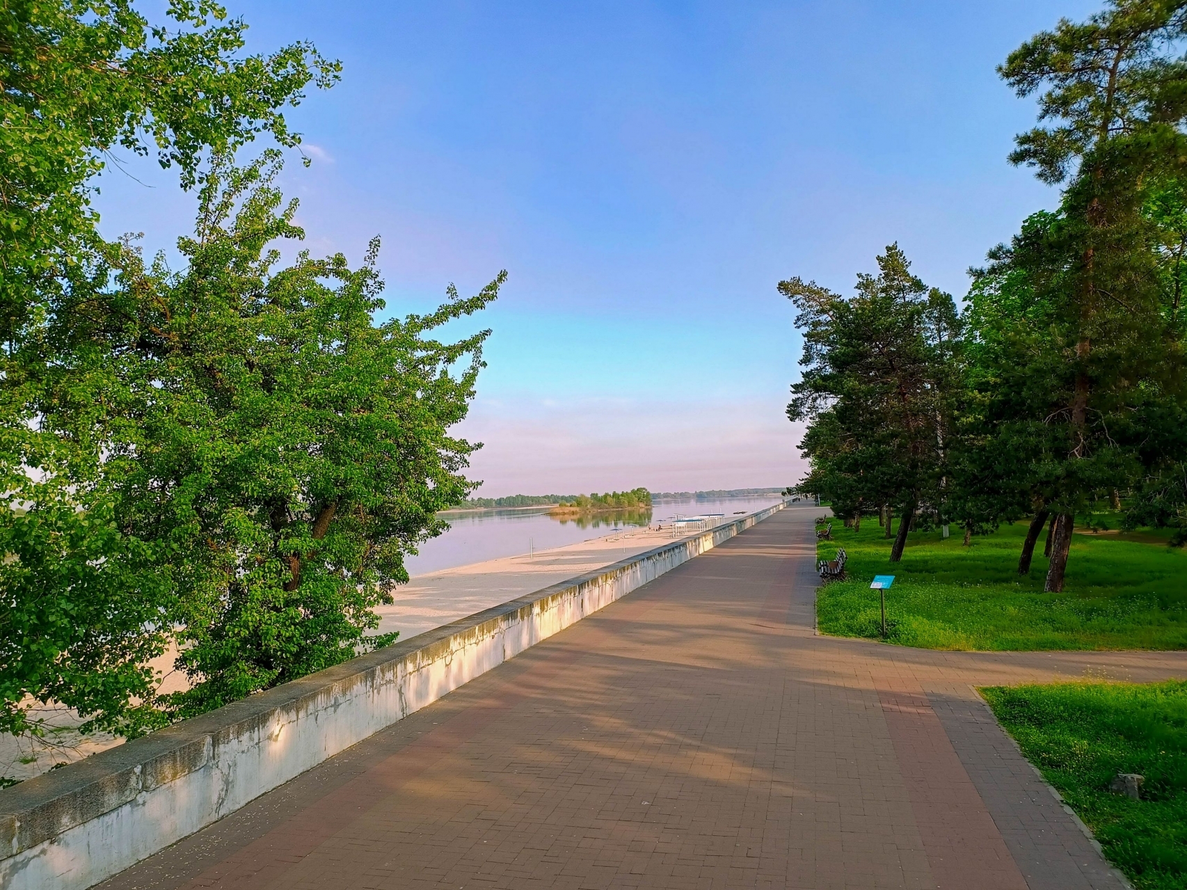 Вздовж Дніпра