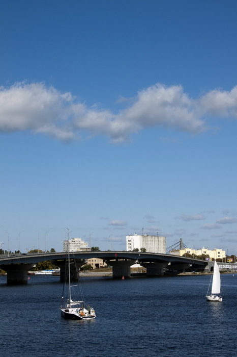 На входе в гавань мост, днепр, яхты, кораблик