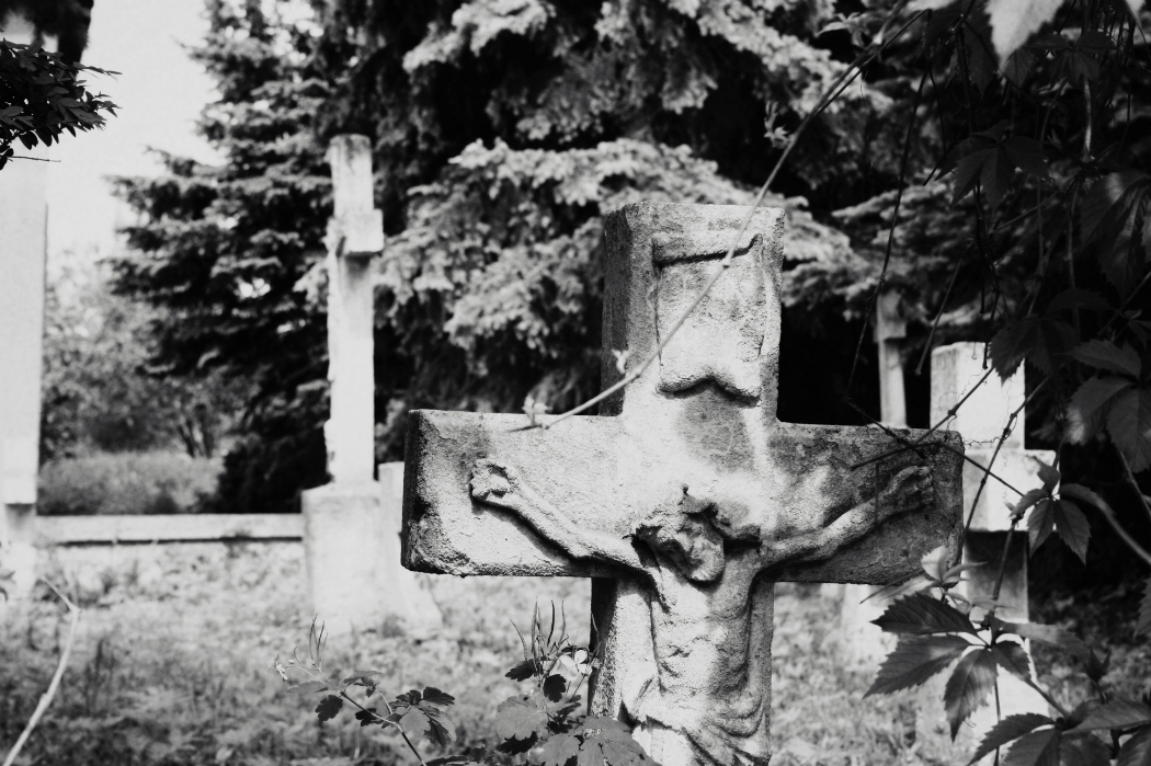 Упоминание о том, что ты не вечен черно-белая фотография, кресты