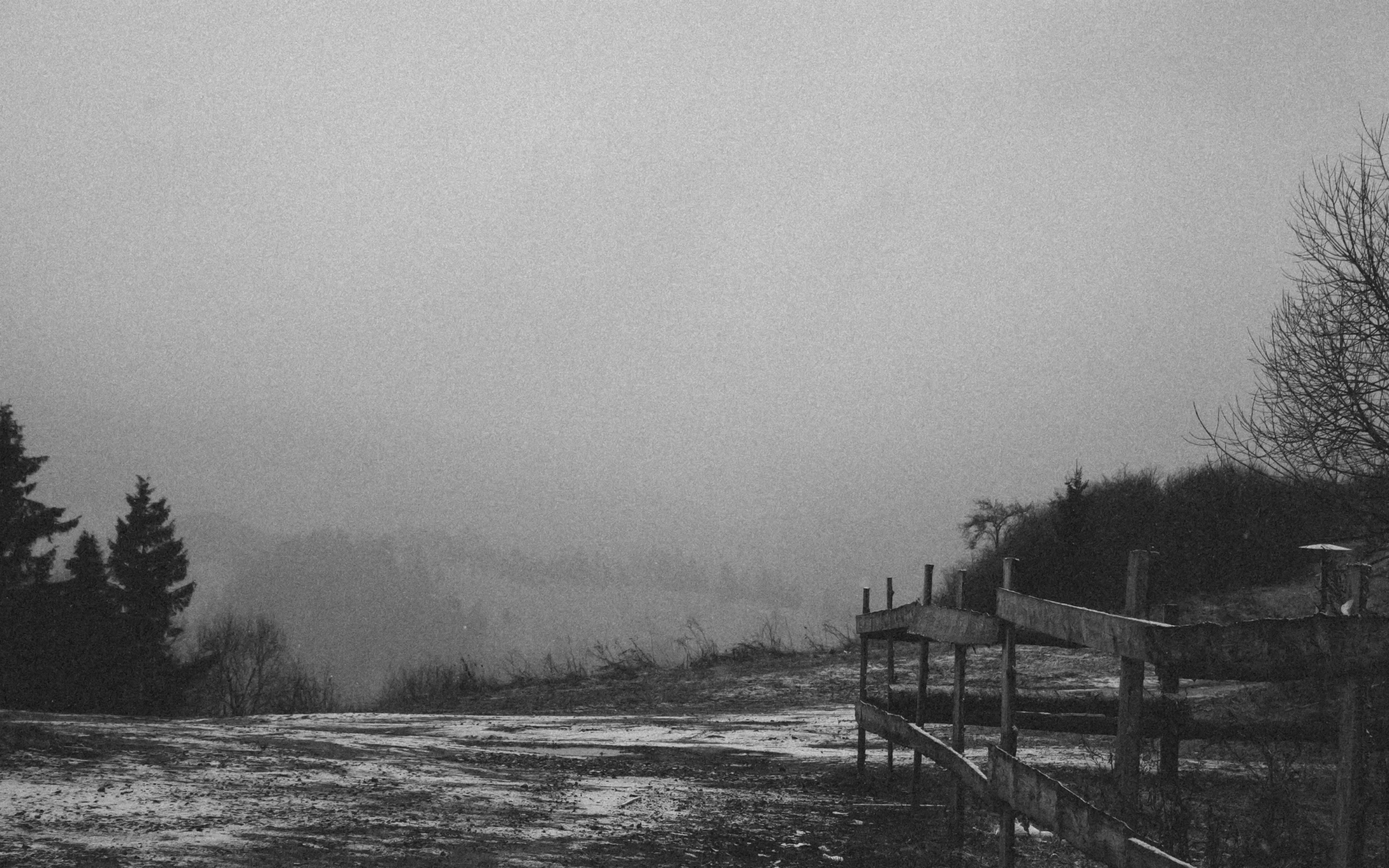 Околица туман, забор, горы, черно-белая фотография