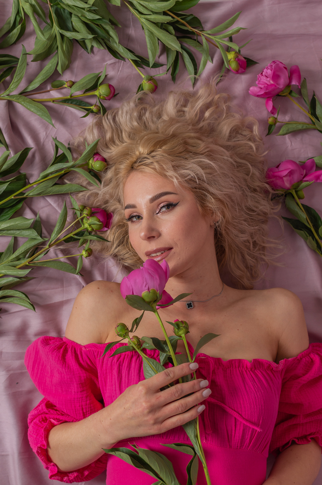 Дівчина у квітах гарна дівчина, дівчина, квіти, піони