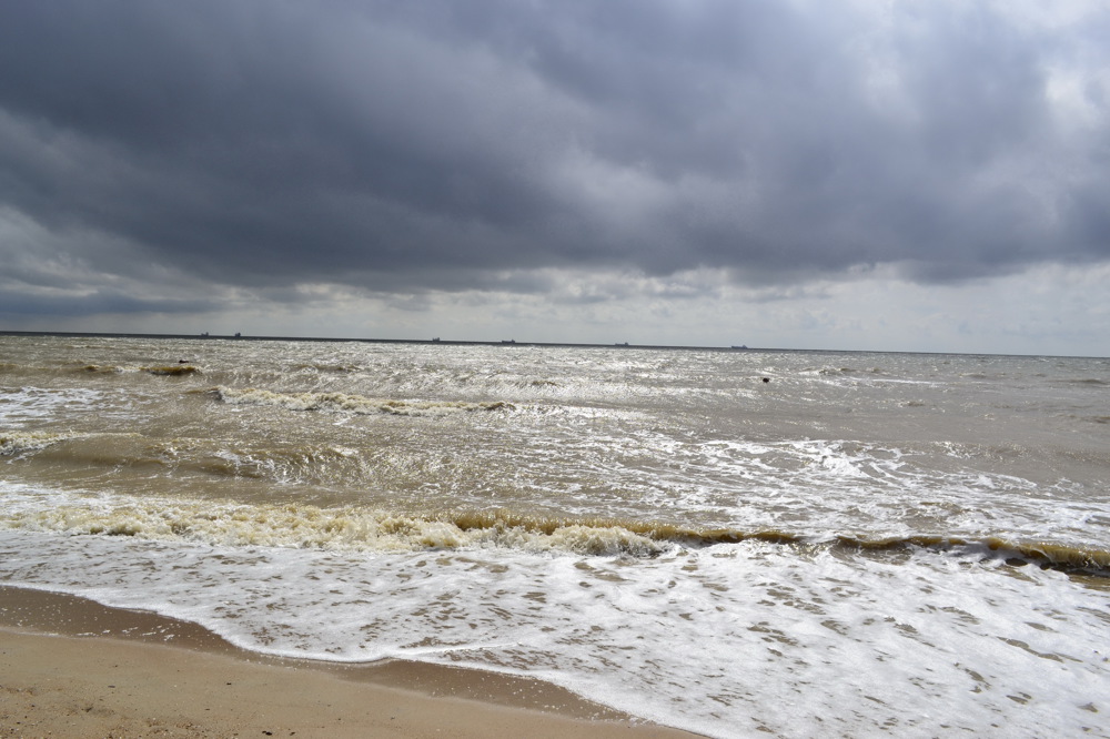 Азовское море штормит.