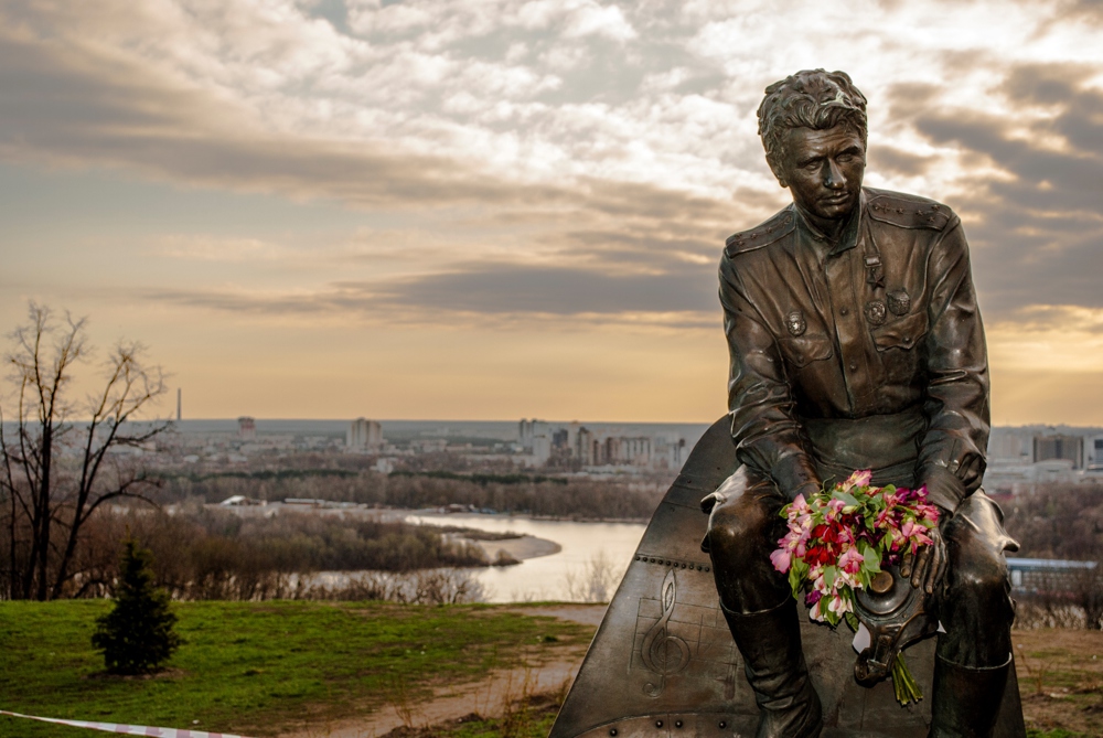 Памятник Л.Быков