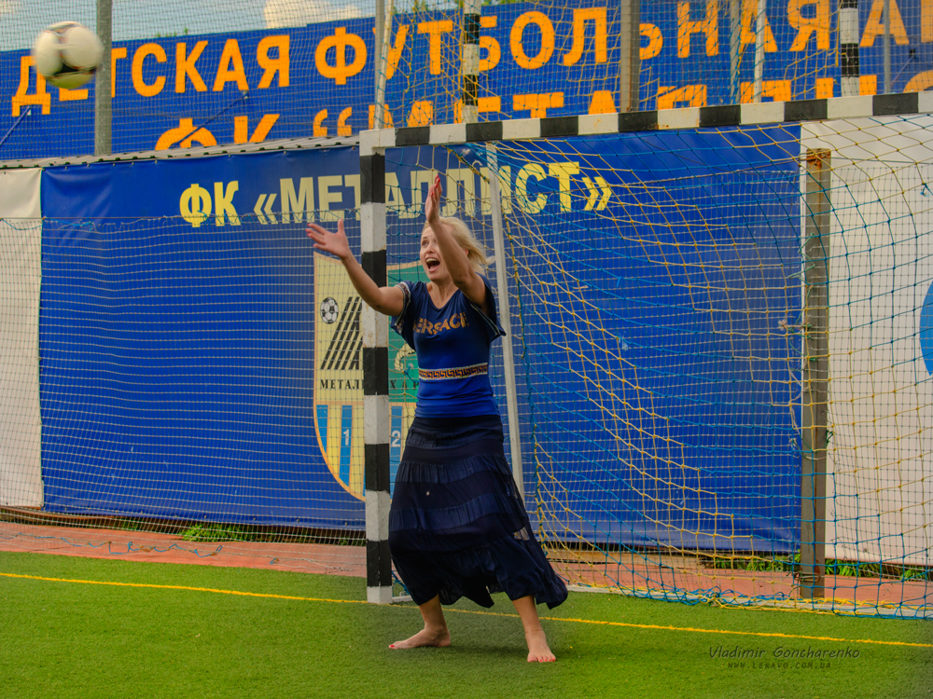в футбол играют настоящие ........!
