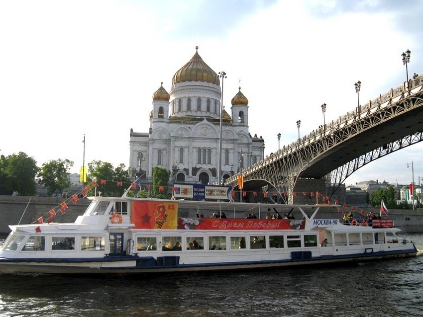 Прогулки по Москва-реке.Белый теплоход