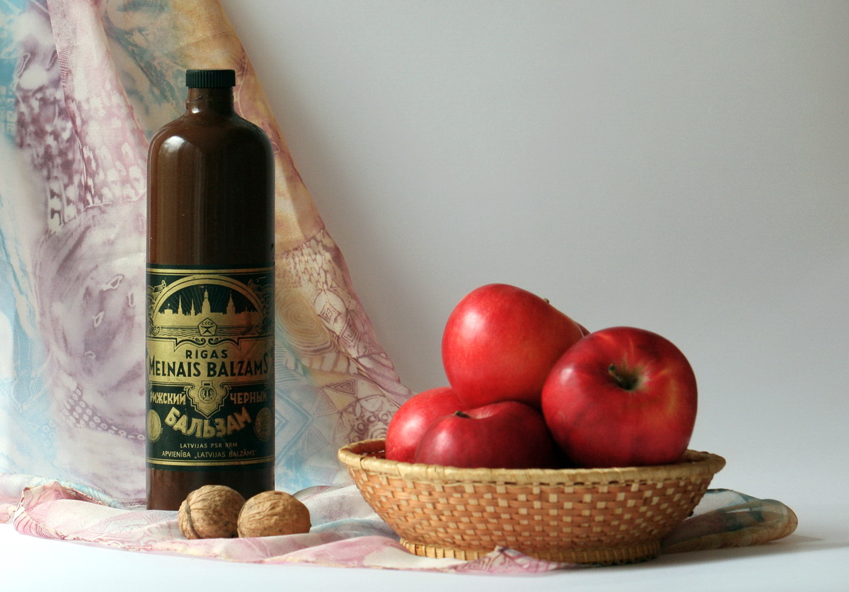 С красными яблоками бутылка, бальзам. яблоки