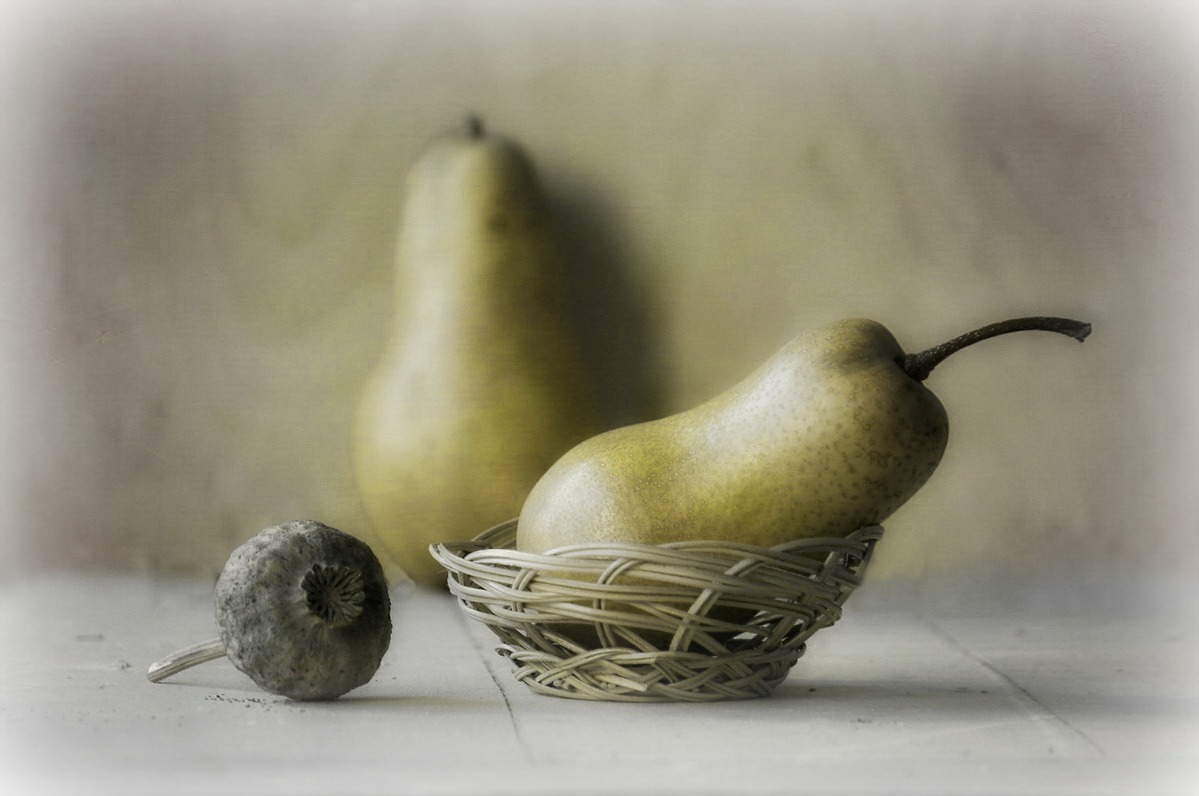 С грушами груши, корзинка, маковка