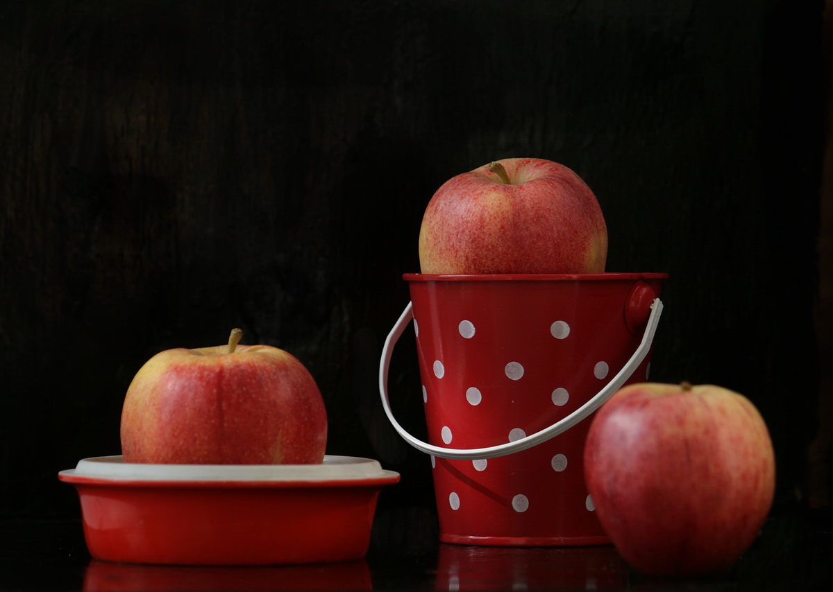 ведро, красные яблоки, миска, натюрморт. физалис. ваза