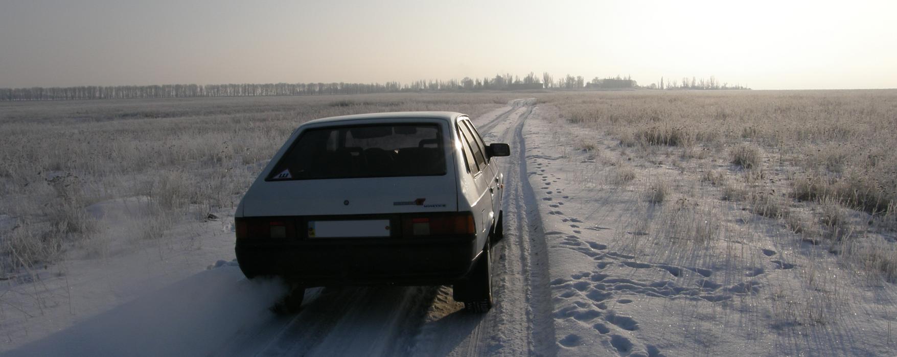 белый москвич на белом фоне