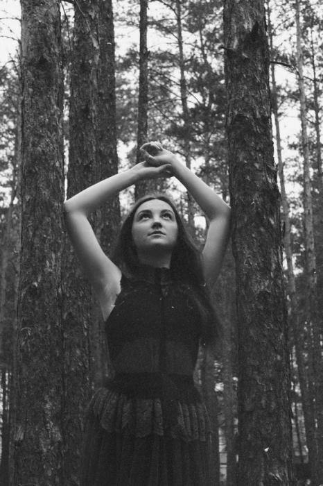 darkness girl девушка, девушка в лесу, тьма, черно-белая фотография, портрет девушки, портрет ч/б